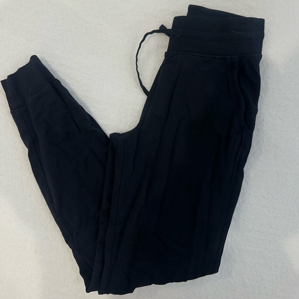 Black lululemon joggers!